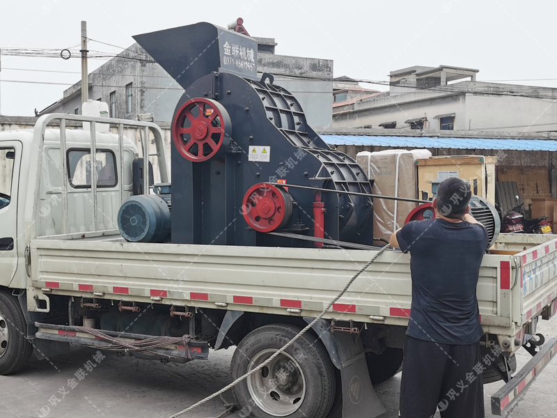 SCF中型無篩底雙級(jí)破碎機(jī)設(shè)備發(fā)貨圖片