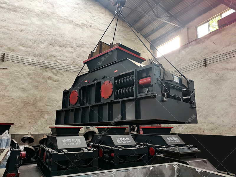 2PG1000x700中型半自動(dòng)液壓對輥制砂機(jī)發(fā)貨